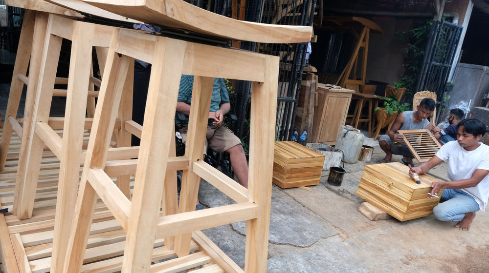 <p>Pekerja menyelesaikan pembuatan produk mebel di workshop furniture kawasan Kemang Utara, Jakarta, Kamis, 26 November 2020. Foto: Ismail Pohan/TrenAsia</p>
