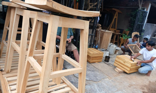 <p>Pekerja menyelesaikan pembuatan produk mebel di workshop furniture kawasan Kemang Utara, Jakarta, Kamis, 26 November 2020. Foto: Ismail Pohan/TrenAsia</p>
