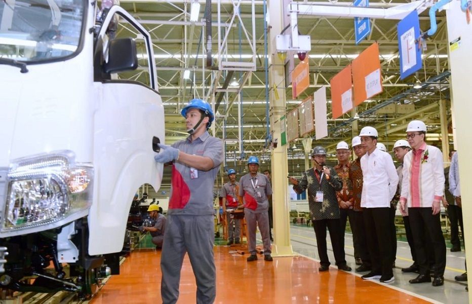 <p>Presiden Joko Widodo melepas ekspor perdana kendaraan niaga Isuzu Traga yang diproduksi oleh PT Isuzu Astra Motor Indonesia (IAMI) 12 Desember 2019. / Foto: BPMI Setpres</p>
