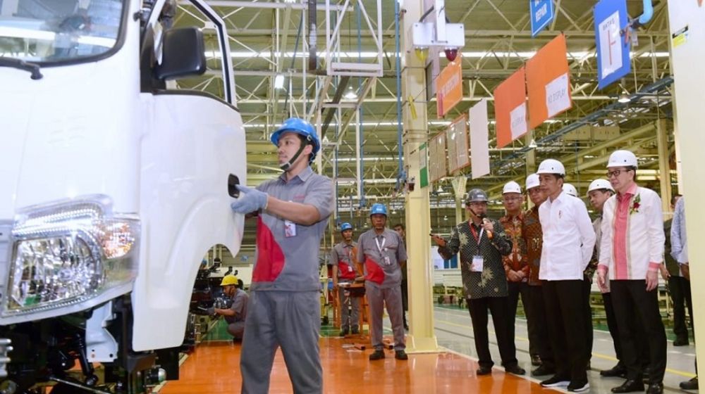 <p>Presiden Joko Widodo melepas ekspor perdana kendaraan niaga Isuzu Traga yang diproduksi oleh PT Isuzu Astra Motor Indonesia (IAMI) 12 Desember 2019. / Foto: BPMI Setpres</p>