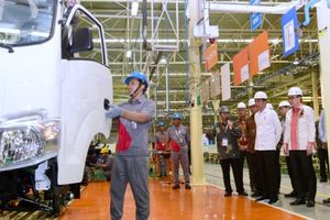 <p>Presiden Joko Widodo melepas ekspor perdana kendaraan niaga Isuzu Traga yang diproduksi oleh PT Isuzu Astra Motor Indonesia (IAMI) 12 Desember 2019. / Foto: BPMI Setpres</p>
