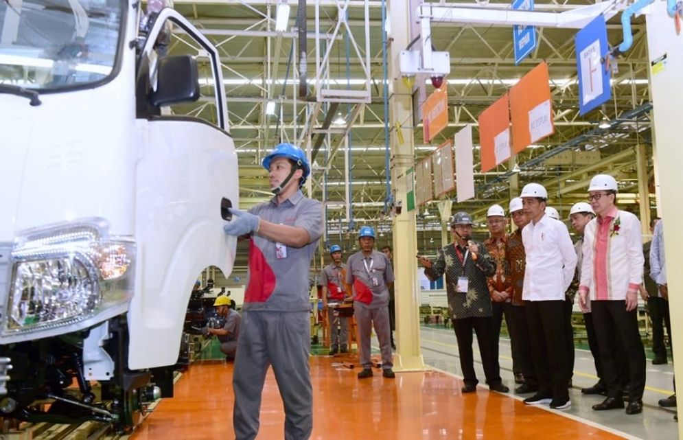 Presiden Joko Widodo melepas ekspor perdana kendaraan niaga Isuzu Traga yang diproduksi oleh PT Isuzu Astra Motor Indonesia (IAMI) 12 Desember 2019.