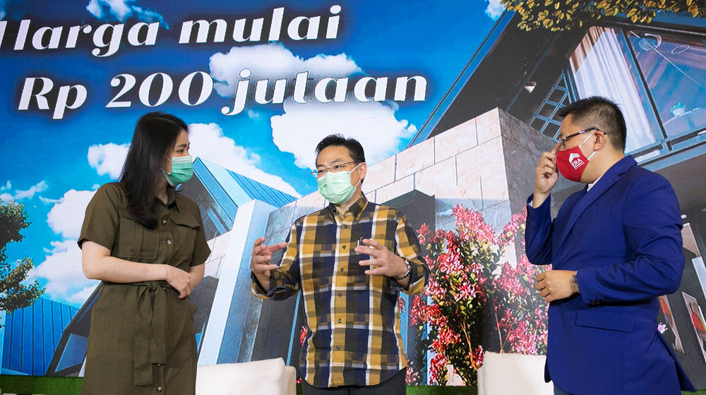 <p>Assistant Vice President Kota Podomoro, Zaldy Wihardja (tengah), President Director ERA Indonesia, Darmadi Darmawangsa (kanan), dan Investment Storyteller Millennial, Felicia Putri Tjiasaka (kiri) berbiincang usai acara diskusi webinar “Kota Podomoro Tenjo Pas Buat Kantong Milenial” di Atrium Mal Central Park, Jakarta, Rabu, 25 November 2020. Foto: Ismail Pohan/TrenAsia</p>
