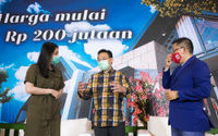 <p>Assistant Vice President Kota Podomoro, Zaldy Wihardja (tengah), President Director ERA Indonesia, Darmadi Darmawangsa (kanan), dan Investment Storyteller Millennial, Felicia Putri Tjiasaka (kiri) berbiincang usai acara diskusi webinar “Kota Podomoro Tenjo Pas Buat Kantong Milenial” di Atrium Mal Central Park, Jakarta, Rabu, 25 November 2020. Foto: Ismail Pohan/TrenAsia</p>
