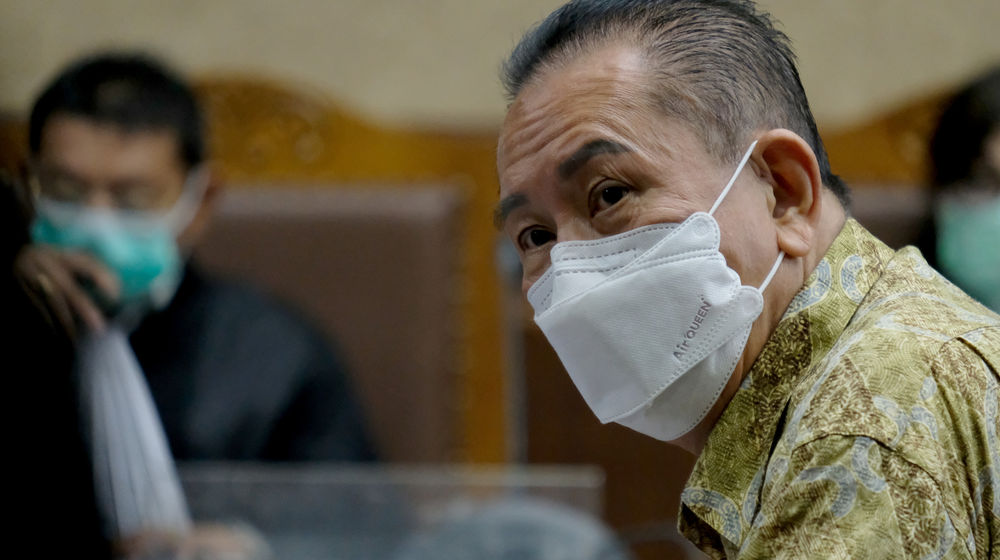 <p>Terdakwa Joko Soegiarto Tjandra (Djoko Tjandra) saat mengikuti sidang dakwaan perkara suap terkait penghapusan namanya dari daftar pencarian orang (DPO) di Pengadilan Tipikor, Jakarta, 2 November 2020. Foto: Ismail Pohan/TrenAsia</p>
