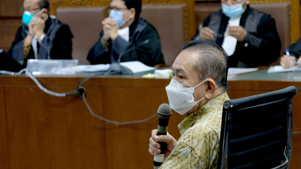 <p>Terdakwa Joko Soegiarto Tjandra (Djoko Tjandra) saat mengikuti sidang dakwaan perkara suap terkait penghapusan namanya dari daftar pencarian orang (DPO) di Pengadilan Tipikor, Jakarta, 2 November 2020. Foto: Ismail Pohan/TrenAsia</p>
