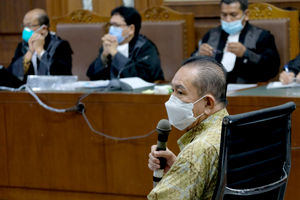 <p>Terdakwa Joko Soegiarto Tjandra (Djoko Tjandra) saat mengikuti sidang dakwaan perkara suap terkait penghapusan namanya dari daftar pencarian orang (DPO) di Pengadilan Tipikor, Jakarta, 2 November 2020. Foto: Ismail Pohan/TrenAsia</p>
