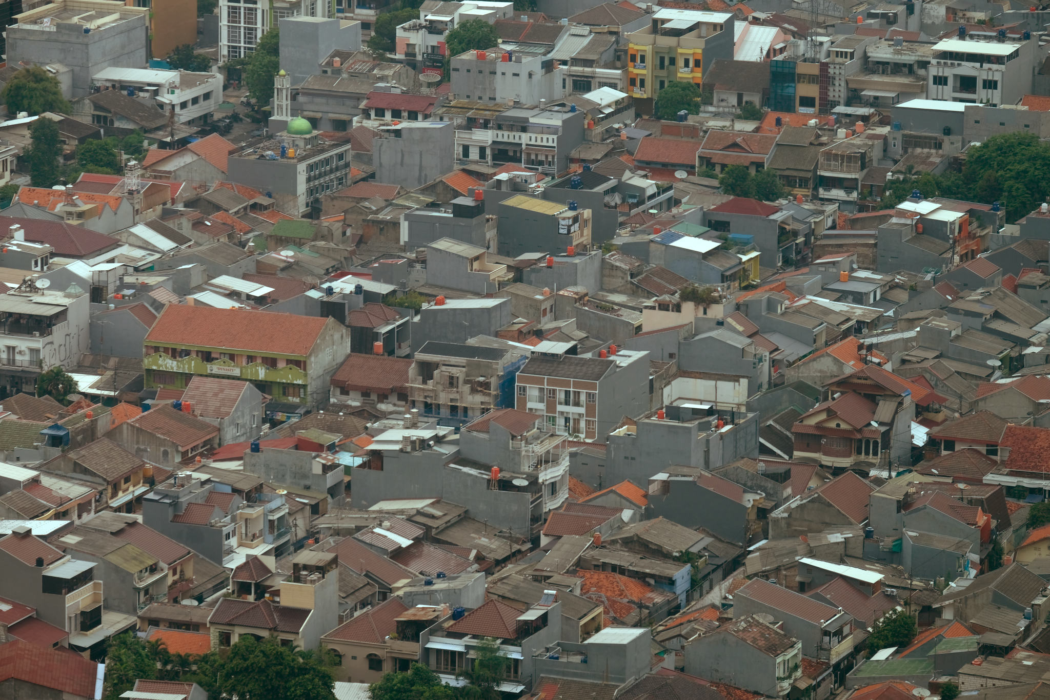 <p>Lanskap pemukiman padat warga diambil dari kawasan Grogol, Jakarta, Kamis, 5 November 2020. Foto: Ismail Pohan/TrenAsia</p>
