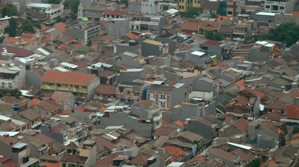 <p>Lanskap pemukiman padat warga diambil dari kawasan Grogol, Jakarta, Kamis, 5 November 2020. Foto: Ismail Pohan/TrenAsia</p>