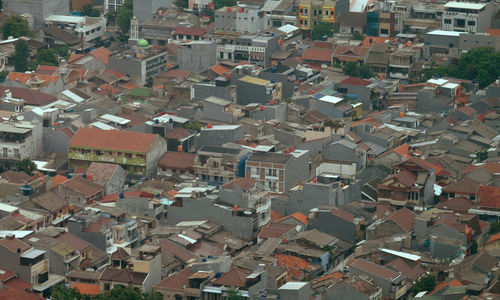 <p>Lanskap pemukiman padat warga diambil dari kawasan Grogol, Jakarta, Kamis, 5 November 2020. Foto: Ismail Pohan/TrenAsia</p>
