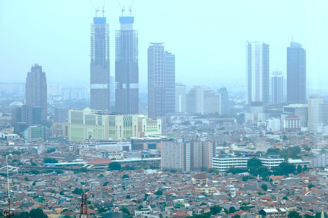 <p>Lanskap pemukiman dan gedung pencakar langit diambil dari kawasan Grogol, Jakarta, Kamis, 5 November 2020. Foto: Ismail Pohan/TrenAsia</p>
