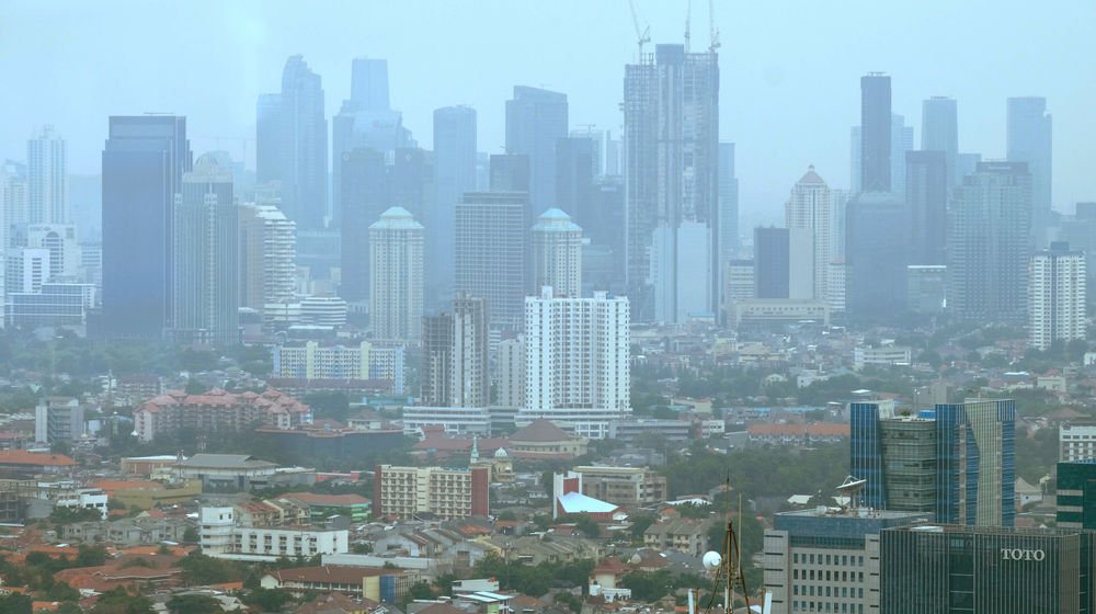 <p>Lanskap pemukiman dan gedung pencakar langit diambil dari kawasan Grogol, Jakarta, Kamis, 5 November 2020. Foto: Ismail Pohan/TrenAsia</p>
