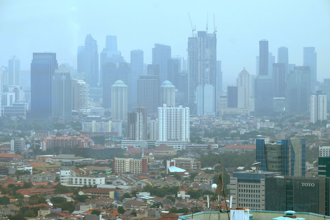 <p>Lanskap pemukiman dan gedung pencakar langit diambil dari kawasan Grogol, Jakarta, Kamis, 5 November 2020. Foto: Ismail Pohan/TrenAsia</p>
