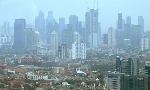 <p>Lanskap pemukiman dan gedung pencakar langit diambil dari kawasan Grogol, Jakarta, Kamis, 5 November 2020. Foto: Ismail Pohan/TrenAsia</p>
