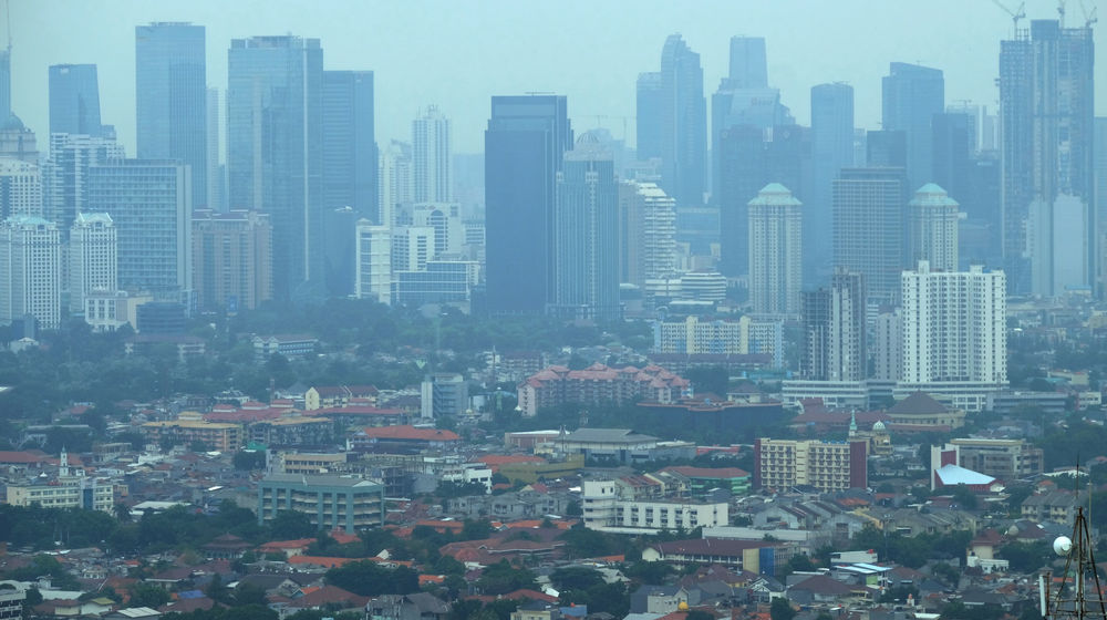 <p>Lanskap pemukiman dan gedung pencakar langit diambil dari kawasan Grogol, Jakarta, Kamis, 5 November 2020. Foto: Ismail Pohan/TrenAsia</p>
