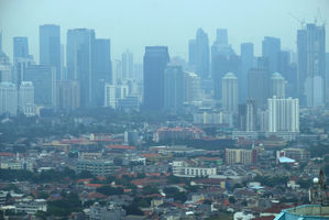 <p>Lanskap pemukiman dan gedung pencakar langit diambil dari kawasan Grogol, Jakarta, Kamis, 5 November 2020. Foto: Ismail Pohan/TrenAsia</p>
