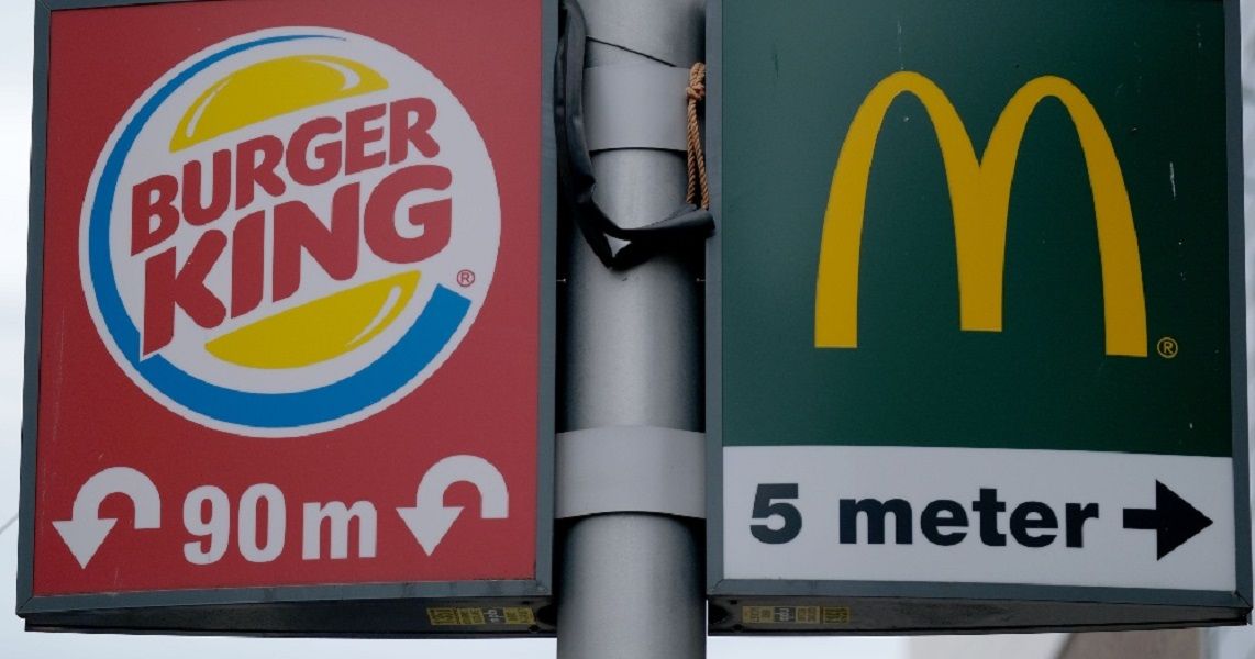 <p>Ilustrasi restoran siap saji Burger King dan McDonald&#8217;s / Getty Image</p>
