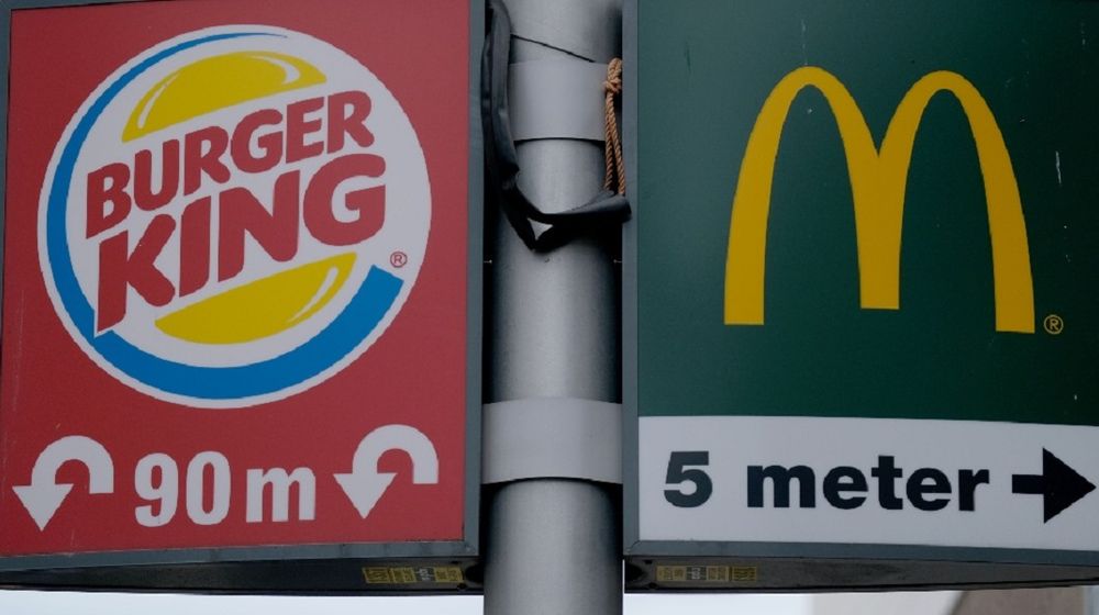<p>Ilustrasi restoran siap saji Burger King dan McDonald’s / Getty Image</p>