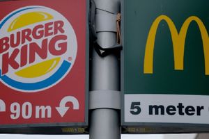 <p>Ilustrasi restoran siap saji Burger King dan McDonald’s / Getty Image</p>
