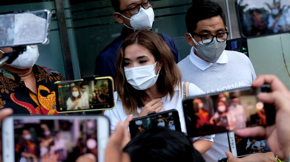 <p>Penyanyi Gisella Anastasia alias Gisel usai menjalani pemeriksaan di Mapolda Metro Jaya, Jakarta, Selasa, 17 November 2020. Foto: Ismail Pohan/TrenAsia</p>
