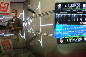 <p>Awak media melakukan peliputan dengan latar belakang layar pergerakan indeks harga saham gabungan (IHSG) di gedung Bursa Efek Indonesia (BEI), Jakarta, Jum’at, 6 November 2020. Foto: Ismail Pohan/TrenAsia</p>