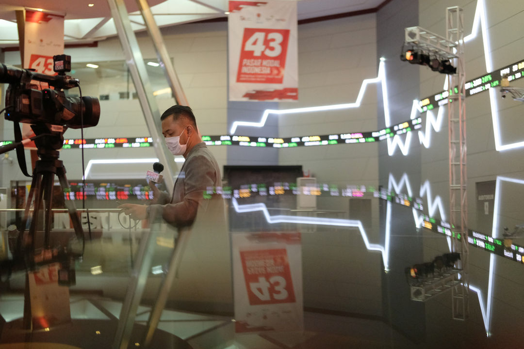 <p>Awak media melakukan peliputan dengan latar belakang layar pergerakan indeks harga saham gabungan (IHSG) di gedung Bursa Efek Indonesia (BEI), Jakarta, Jum&#8217;at, 6 November 2020. Foto: Ismail Pohan/TrenAsia</p>
