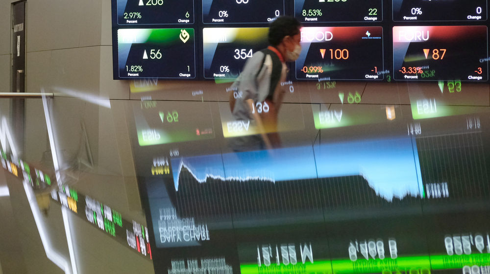 <p>Karyawan melintas dengan latar belakang layar pergerakan indeks harga saham gabungan (IHSG) di gedung Bursa Efek Indonesia (BEI), Jakarta, Jum’at, 6 November 2020. Foto: Ismail Pohan/TrenAsia</p>