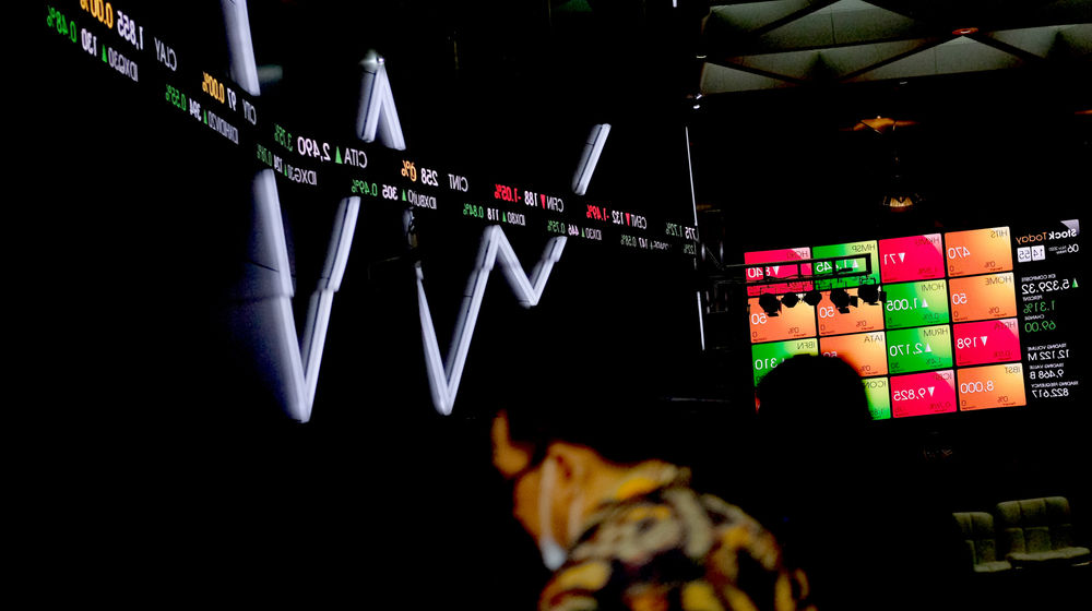 <p>Karyawan melintas dengan latar belakang layar pergerakan indeks harga saham gabungan (IHSG) di gedung Bursa Efek Indonesia (BEI), Jakarta, Jum’at, 6 November 2020. Foto: Ismail Pohan/TrenAsia</p>
