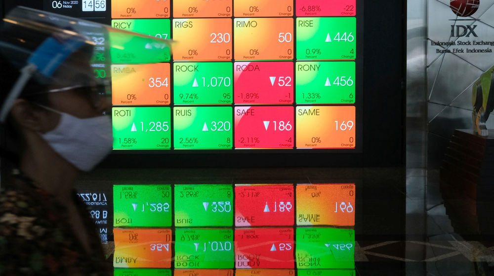 <p>Karyawan melintas dengan latar belakang layar pergerakan indeks harga saham gabungan (IHSG) di gedung Bursa Efek Indonesia (BEI), Jakarta, Jum’at, 6 November 2020. Foto: Ismail Pohan/TrenAsia</p>
