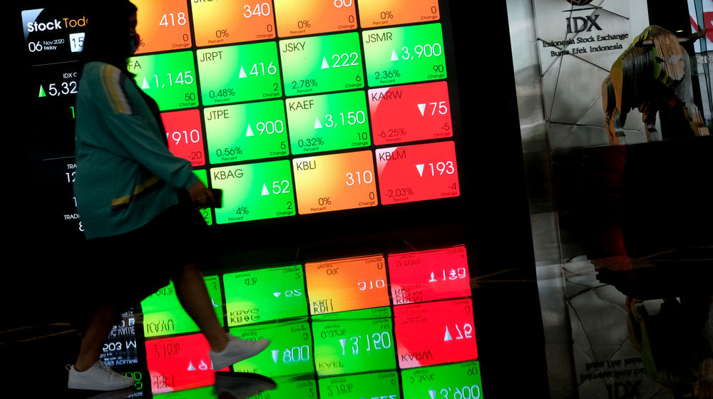 <p>Karyawan melintas dengan latar belakang layar pergerakan indeks harga saham gabungan (IHSG) di gedung Bursa Efek Indonesia (BEI), Jakarta, Jum’at, 6 November 2020. Foto: Ismail Pohan/TrenAsia</p>

