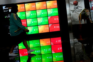 <p>Karyawan melintas dengan latar belakang layar pergerakan indeks harga saham gabungan (IHSG) di gedung Bursa Efek Indonesia (BEI), Jakarta, Jum’at, 6 November 2020. Foto: Ismail Pohan/TrenAsia</p>
