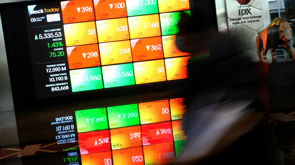 <p>Karyawan melintas dengan latar belakang layar pergerakan indeks harga saham gabungan (IHSG) di gedung Bursa Efek Indonesia (BEI), Jakarta, Jum’at, 6 November 2020. Foto: Ismail Pohan/TrenAsia</p>
