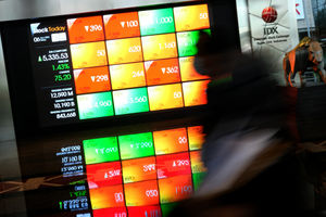 <p>Karyawan melintas dengan latar belakang layar pergerakan indeks harga saham gabungan (IHSG) di gedung Bursa Efek Indonesia (BEI), Jakarta, Jum’at, 6 November 2020. Foto: Ismail Pohan/TrenAsia</p>
