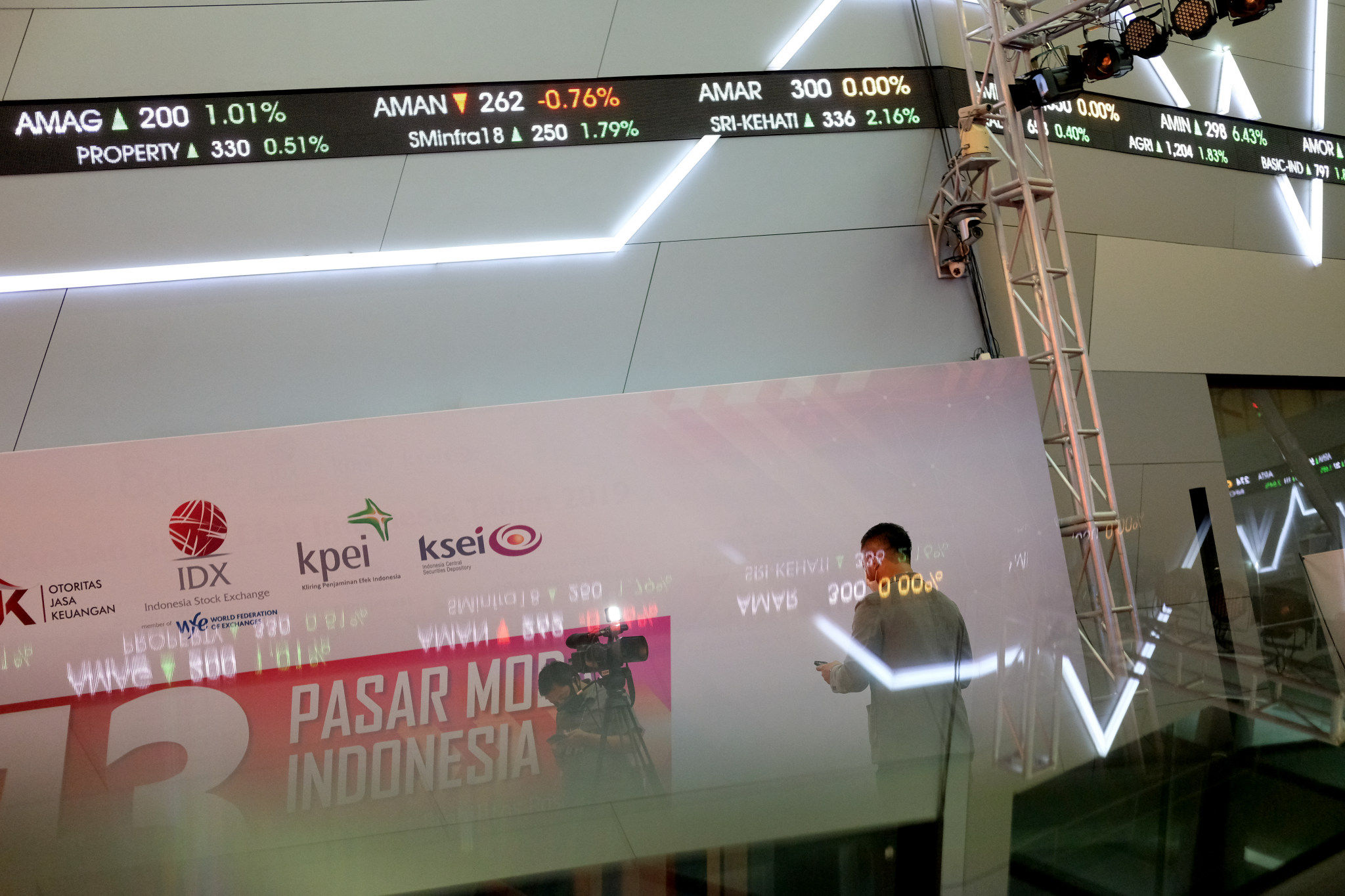 <p>Awak media melakukan peliputan dengan latar belakang layar pergerakan indeks harga saham gabungan (IHSG) di gedung Bursa Efek Indonesia (BEI), Jakarta, Jum&#8217;at, 6 November 2020. Foto: Ismail Pohan/TrenAsia</p>
