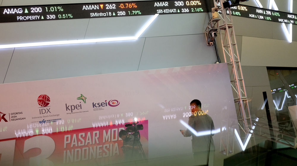 <p>Awak media melakukan peliputan dengan latar belakang layar pergerakan indeks harga saham gabungan (IHSG) di gedung Bursa Efek Indonesia (BEI), Jakarta, Jum’at, 6 November 2020. Foto: Ismail Pohan/TrenAsia</p>
