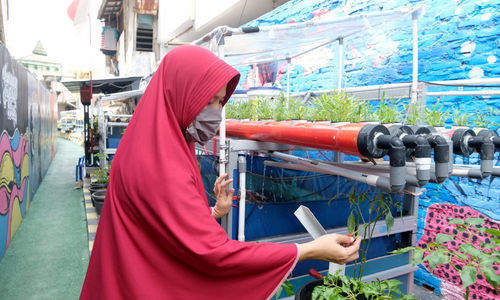 <p>Warga melakukan perawatan tanaman hidroponik di taman Kampung Sehat pemukiman warga RW 6 Kelurahan Utan Kayu Selatan, Matraman, Jakarta Timur, Kamis, 12 November 2020. Foto: Ismail Pohan/TrenAsia</p>
