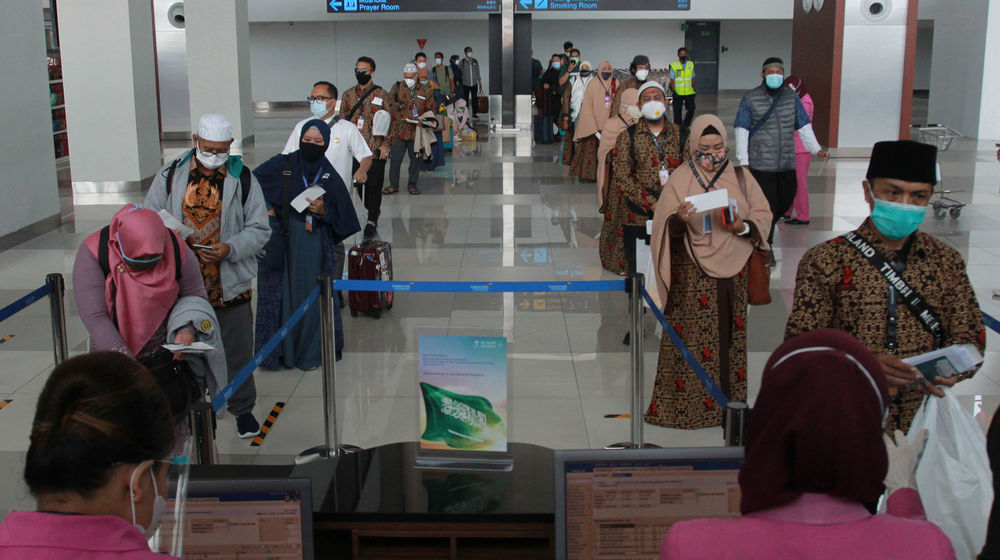 <p>Sejumlah calon jamaah umrah sebelum bertolak ke Arab Saudi dari Terminal 3 Bandara Soekarno Hatta, Tangerang, Banten, Minggu, 1 November 2020. Foto : Panji Asmoro/TrenAsia</p>

