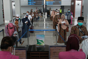 <p>Sejumlah calon jamaah umrah sebelum bertolak ke Arab Saudi dari Terminal 3 Bandara Soekarno Hatta, Tangerang, Banten, Minggu, 1 November 2020. Foto : Panji Asmoro/TrenAsia</p>