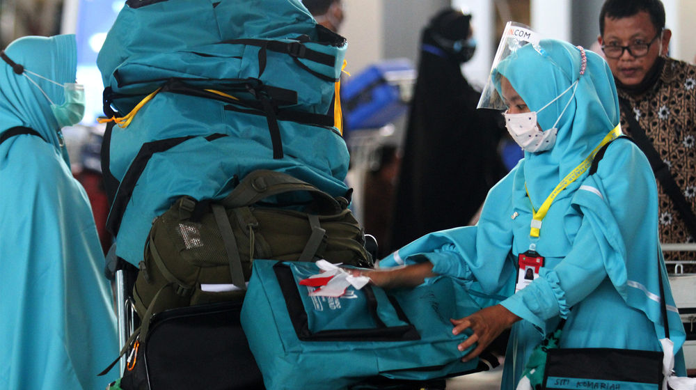 <p>Sejumlah calon jamaah umrah sebelum bertolak ke Arab Saudi dari Terminal 3 Bandara Soekarno Hatta, Tangerang, Banten, Minggu, 1 November 2020. Foto : Panji Asmoro/TrenAsia</p>

