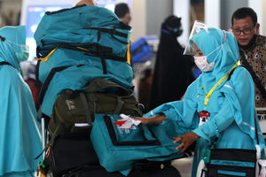 <p>Sejumlah calon jamaah umrah sebelum bertolak ke Arab Saudi dari Terminal 3 Bandara Soekarno Hatta, Tangerang, Banten, Minggu, 1 November 2020. Foto : Panji Asmoro/TrenAsia</p>