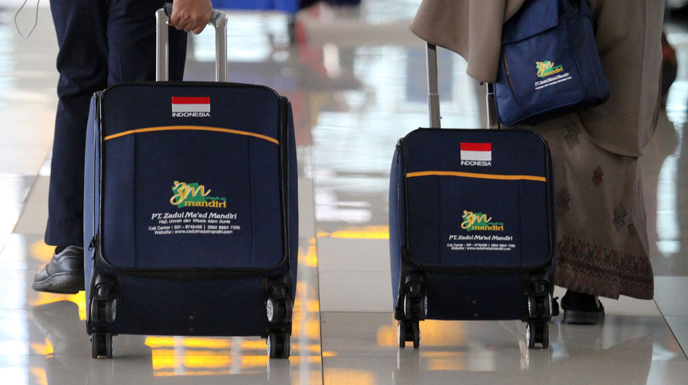 <p>Sejumlah calon jamaah umrah sebelum bertolak ke Arab Saudi dari Terminal 3 Bandara Soekarno Hatta, Tangerang, Banten, Minggu, 1 November 2020. Foto : Panji Asmoro/TrenAsia</p>
