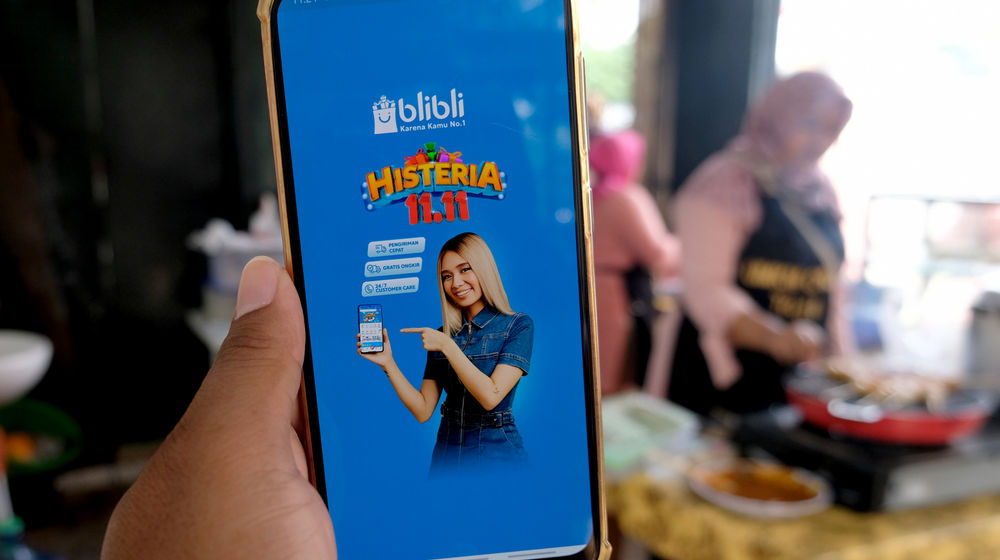 Warga mengakses salah satu platform e-commerce untuk berbelanja secara daring melalui gawai dalam rangka Hari Belanja Online Nasional atau ‘Harbolnas 11.11’ di Tangerang, Banten, Rabu, 11 November 2020.