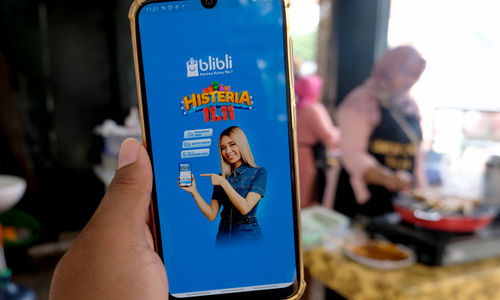 Warga mengakses salah satu platform e-commerce untuk berbelanja secara daring melalui gawai dalam rangka Hari Belanja Online Nasional atau &#8216;Harbolnas 11.11&#8217; di Tangerang, Banten, Rabu, 11 November 2020.