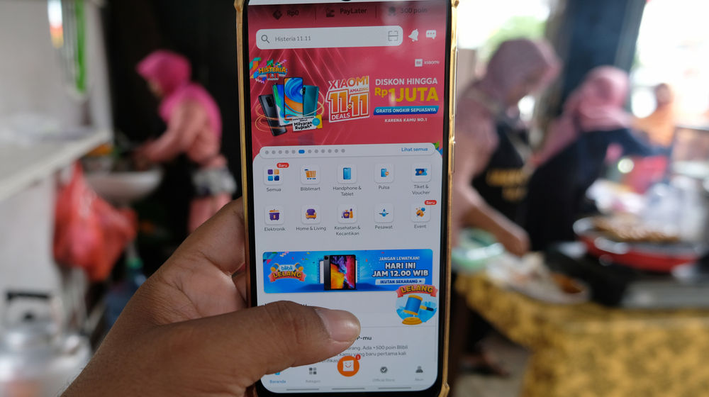 <p>Warga mengakses salah satu platform e-commerce untuk berbelanja secara daring melalui gawai dalam rangka Hari Belanja Online Nasional atau ‘Harbolnas 11.11’ di Tangerang, Banten, Rabu, 11 November 2020. Foto: Ismail Pohan/TrenAsia</p>
