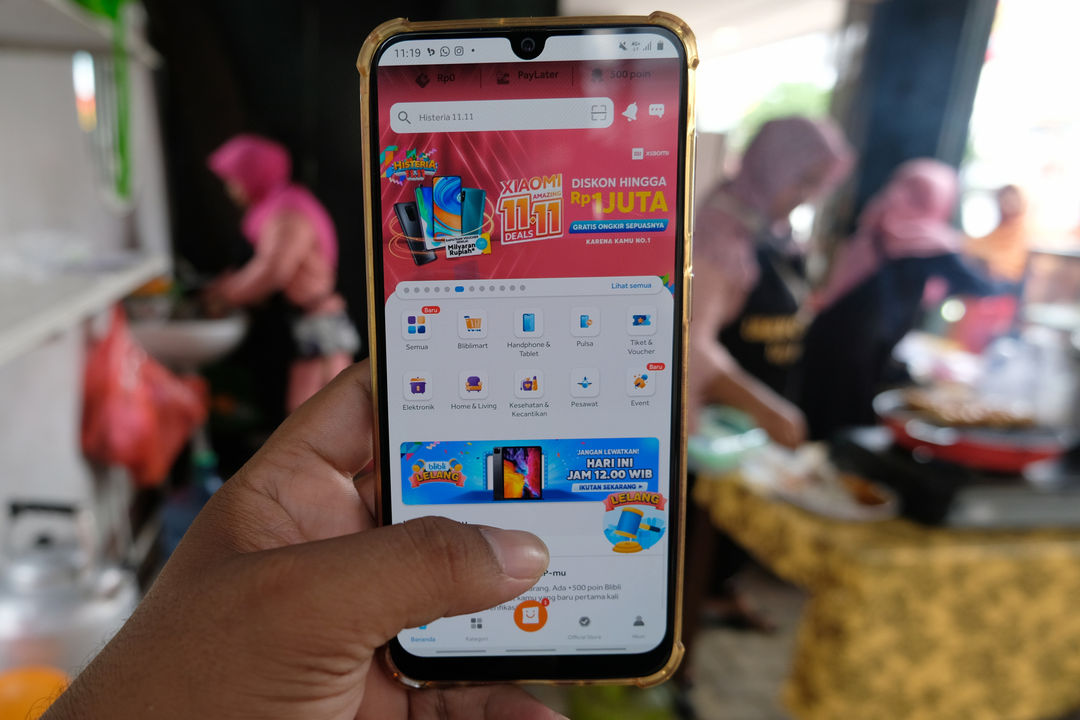 <p>Warga mengakses salah satu platform e-commerce untuk berbelanja secara daring melalui gawai dalam rangka Hari Belanja Online Nasional atau &#8216;Harbolnas 11.11&#8217; di Tangerang, Banten, Rabu, 11 November 2020. Foto: Ismail Pohan/TrenAsia</p>
