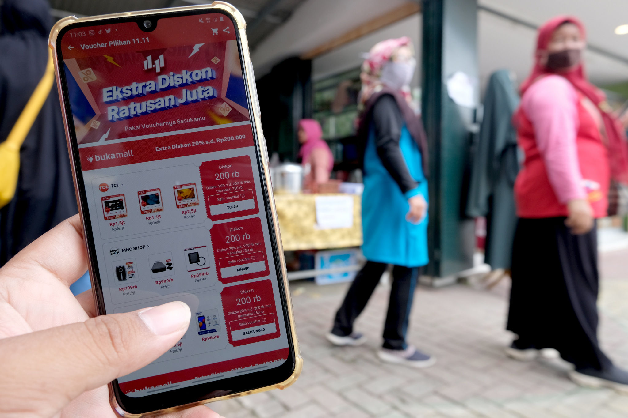 <p>Warga mengakses salah satu platform e-commerce untuk berbelanja secara daring melalui gawai dalam rangka Hari Belanja Online Nasional atau &#8216;Harbolnas 11.11&#8217; di Tangerang, Banten, Rabu, 11 November 2020. Foto: Ismail Pohan/TrenAsia</p>
