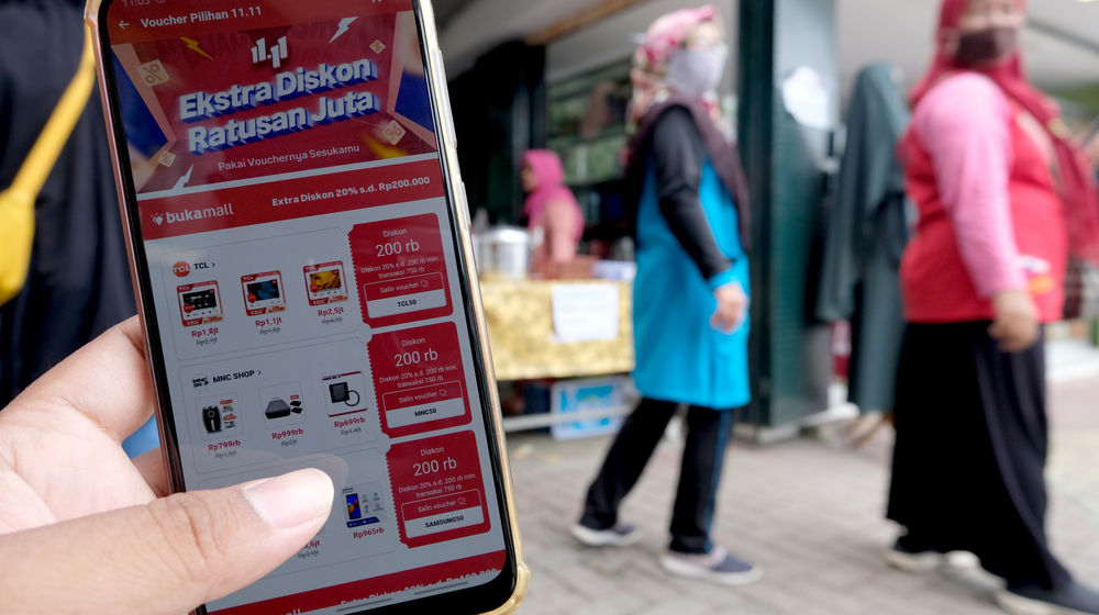 <p>Warga mengakses salah satu platform e-commerce untuk berbelanja secara daring melalui gawai dalam rangka Hari Belanja Online Nasional atau ‘Harbolnas 11.11’ di Tangerang, Banten, Rabu, 11 November 2020. Foto: Ismail Pohan/TrenAsia</p>
