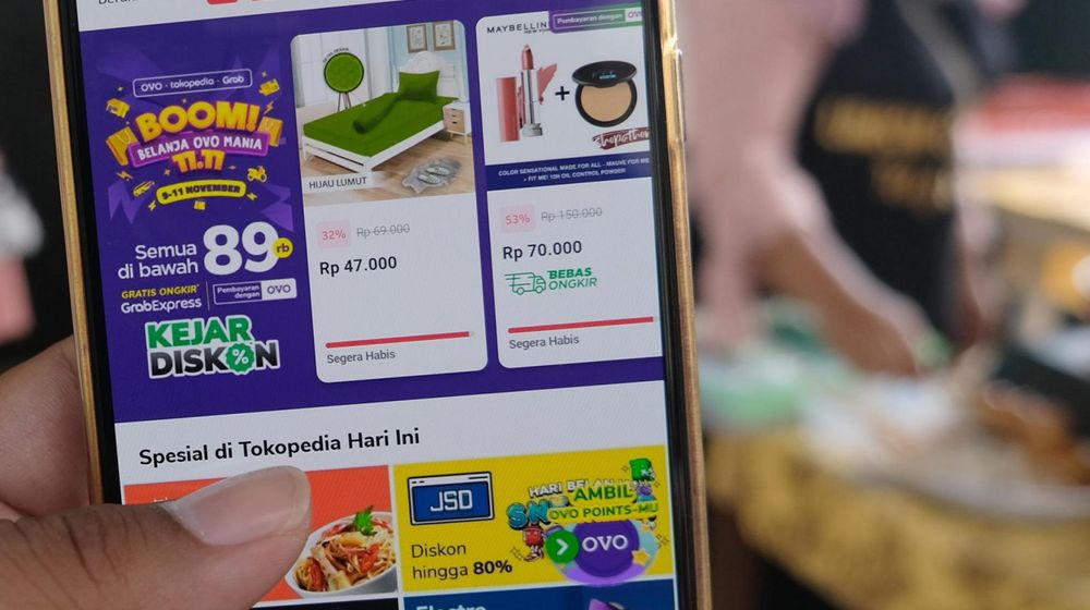 <p>Warga mengakses salah satu platform e-commerce untuk berbelanja secara daring melalui gawai dalam rangka Hari Belanja Online Nasional atau ‘Harbolnas 11.11’ di Tangerang, Banten, Rabu, 11 November 2020. Foto: Ismail Pohan/TrenAsia</p>