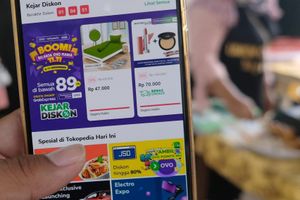 <p>Warga mengakses salah satu platform e-commerce untuk berbelanja secara daring melalui gawai dalam rangka Hari Belanja Online Nasional atau ‘Harbolnas 11.11’ di Tangerang, Banten, Rabu, 11 November 2020. Foto: Ismail Pohan/TrenAsia</p>
