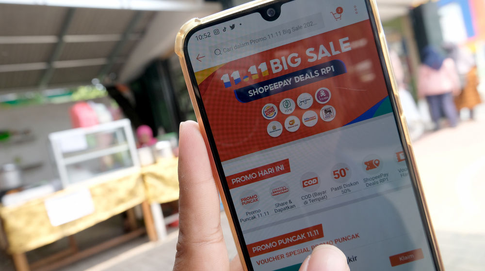 <p>Warga mengakses salah satu platform e-commerce untuk berbelanja secara daring melalui gawai dalam rangka Hari Belanja Online Nasional atau ‘Harbolnas 11.11’ di Tangerang, Banten, Rabu, 11 November 2020. Foto: Ismail Pohan/TrenAsia</p>
